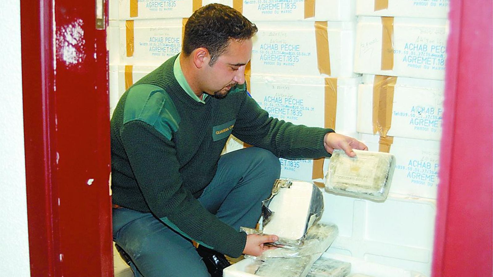 Un agente de la Guardia Civil, con un alijo de cocaína en un contenedor en el Puerto de Algeciras.