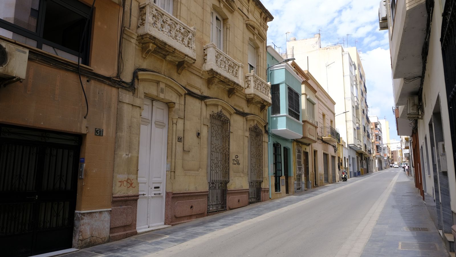 Una preciosa vivienda de los años de esplendor de la calle se mantiene en el número 33 de la calle Regocijos