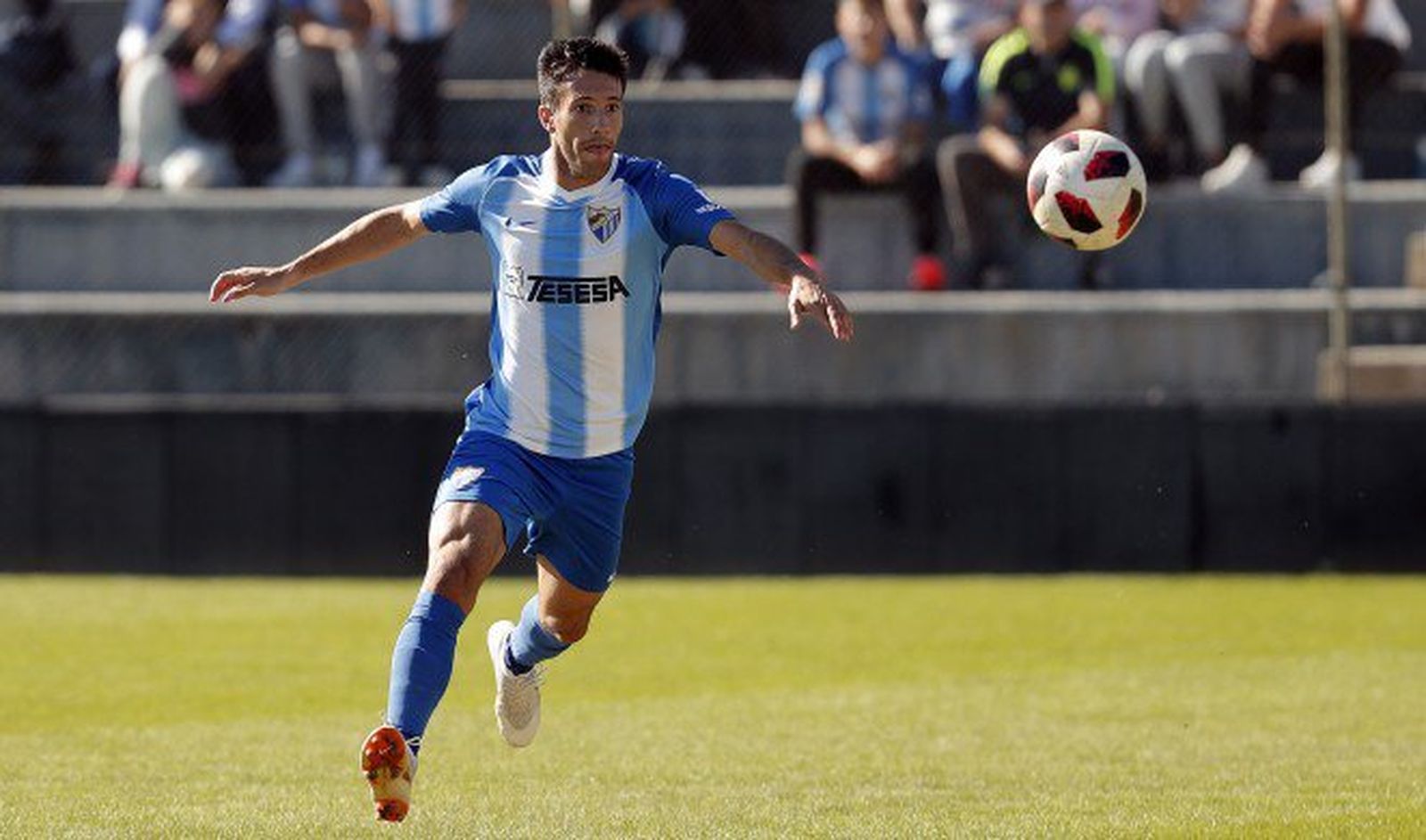 Grasa se dispone a empalar un balón.