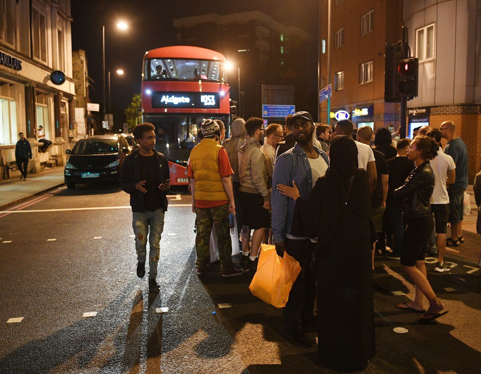 El atropello junto a la mezquita en el barrio londinense de Finsbury Park, en imágenes