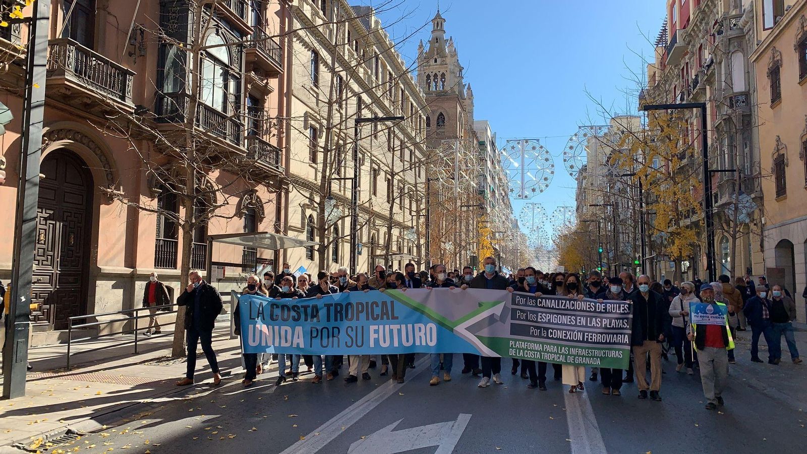 La cabeza de la manifestación casi está llegando a Subdelegación.