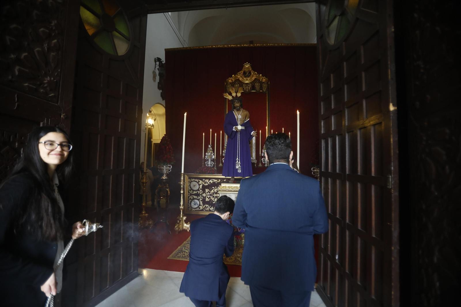 Las mejores imágenes del besapiés al Señor de Humildad y Paciencia de Córdoba