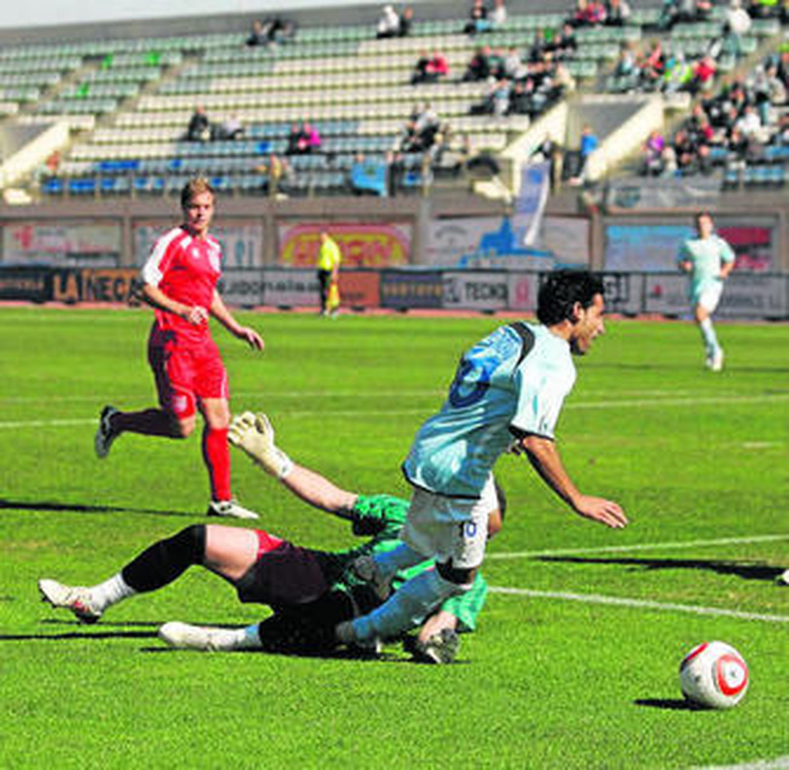 Nacho derriba claramente a Moreno dando lugar al penalti que Katxorro convirtió en el dos a dos.