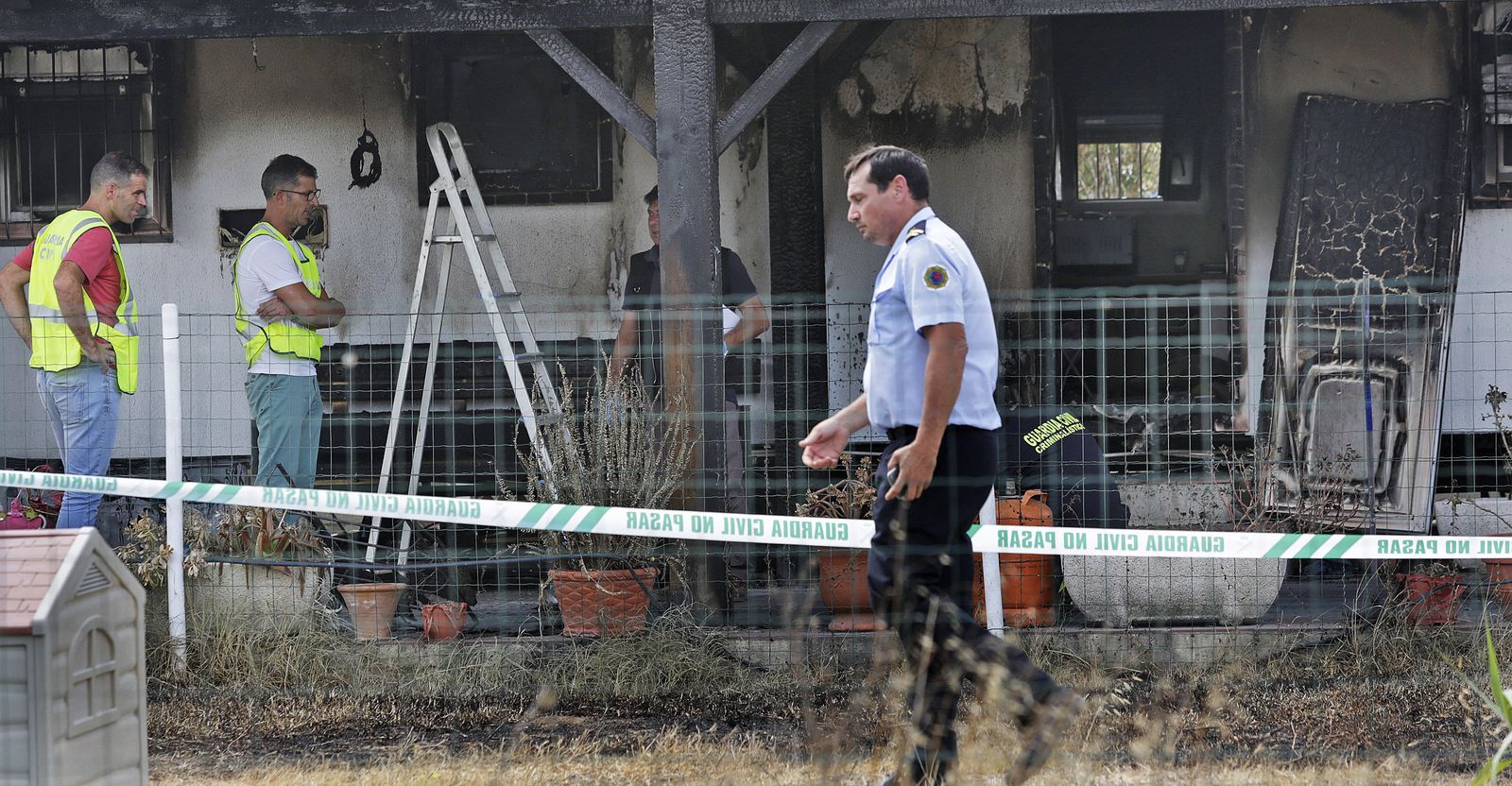 Un bombero inspeccionando el lugar del suceso el pasado martes.