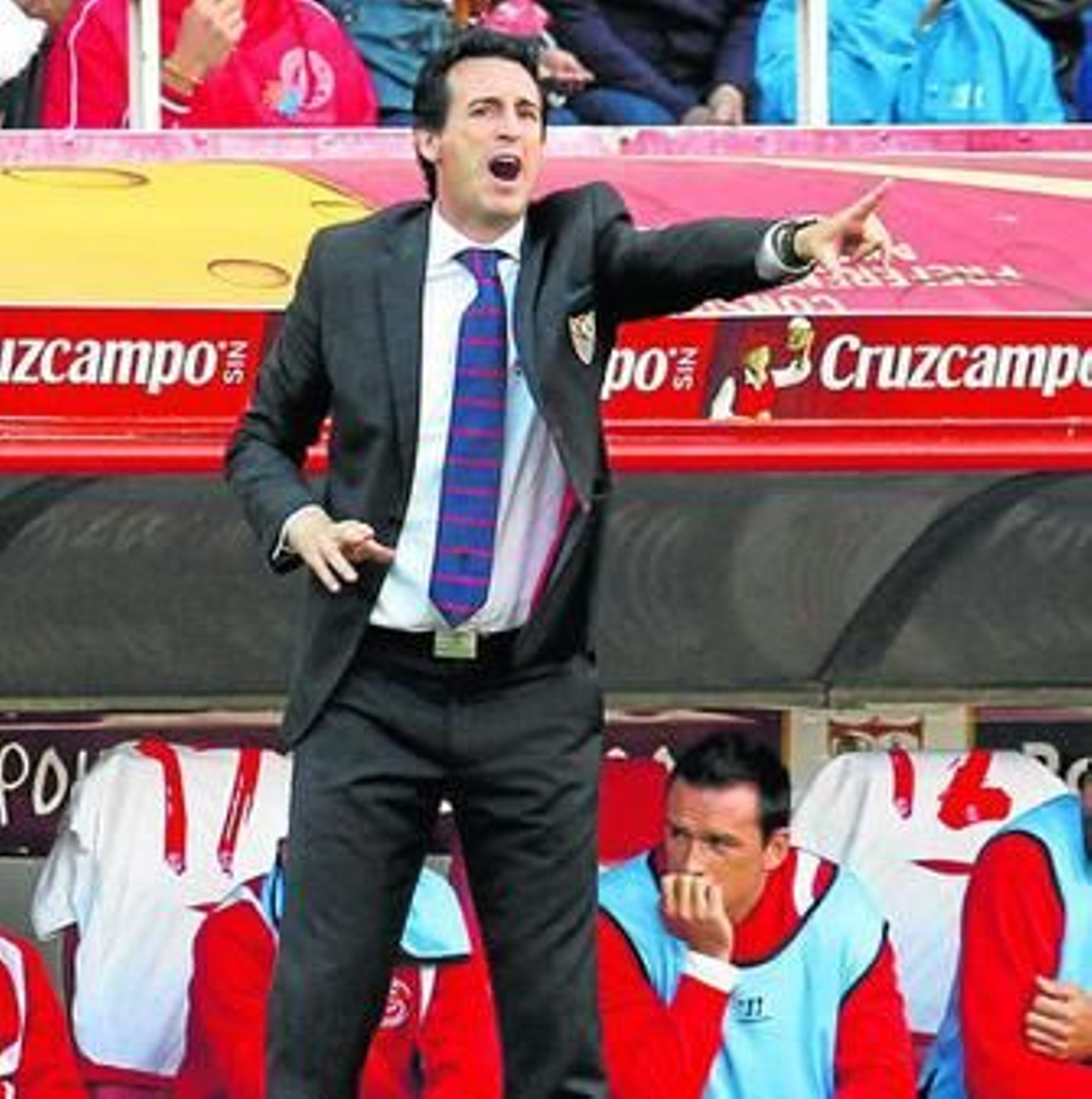 Unai Emery, con Trochowski tras él en el banquillo, da instrucciones.