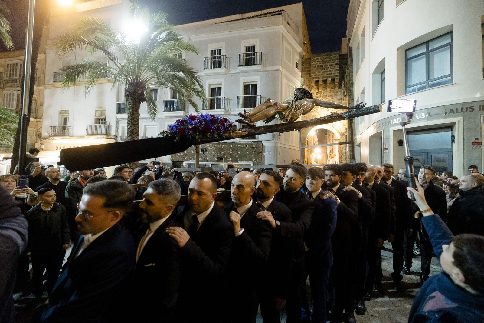 Las imágenes de los traslados de las cofradías de Santa Cruz