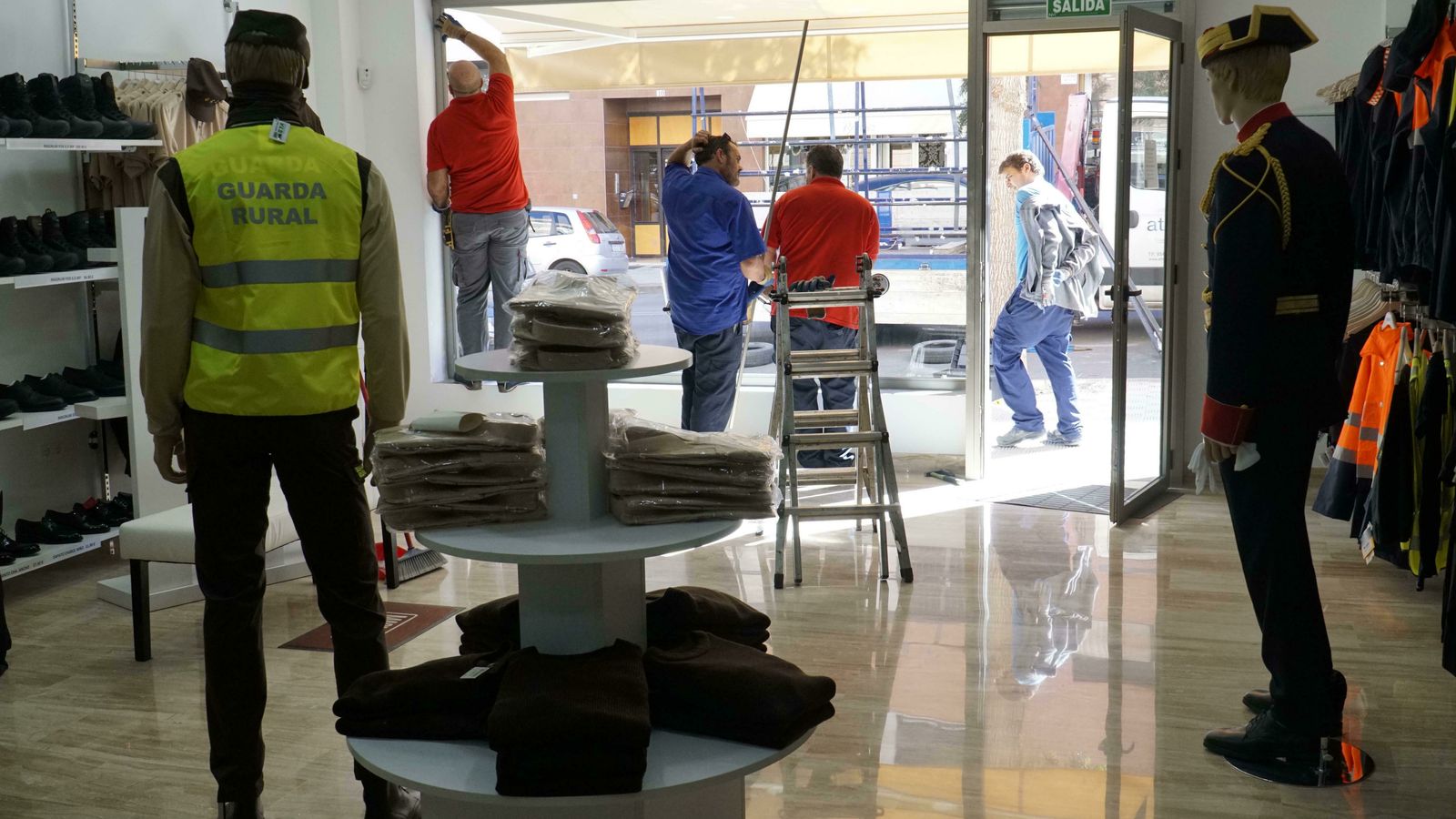 Los trabajos de los cristaleros, desde el interior de la tienda.