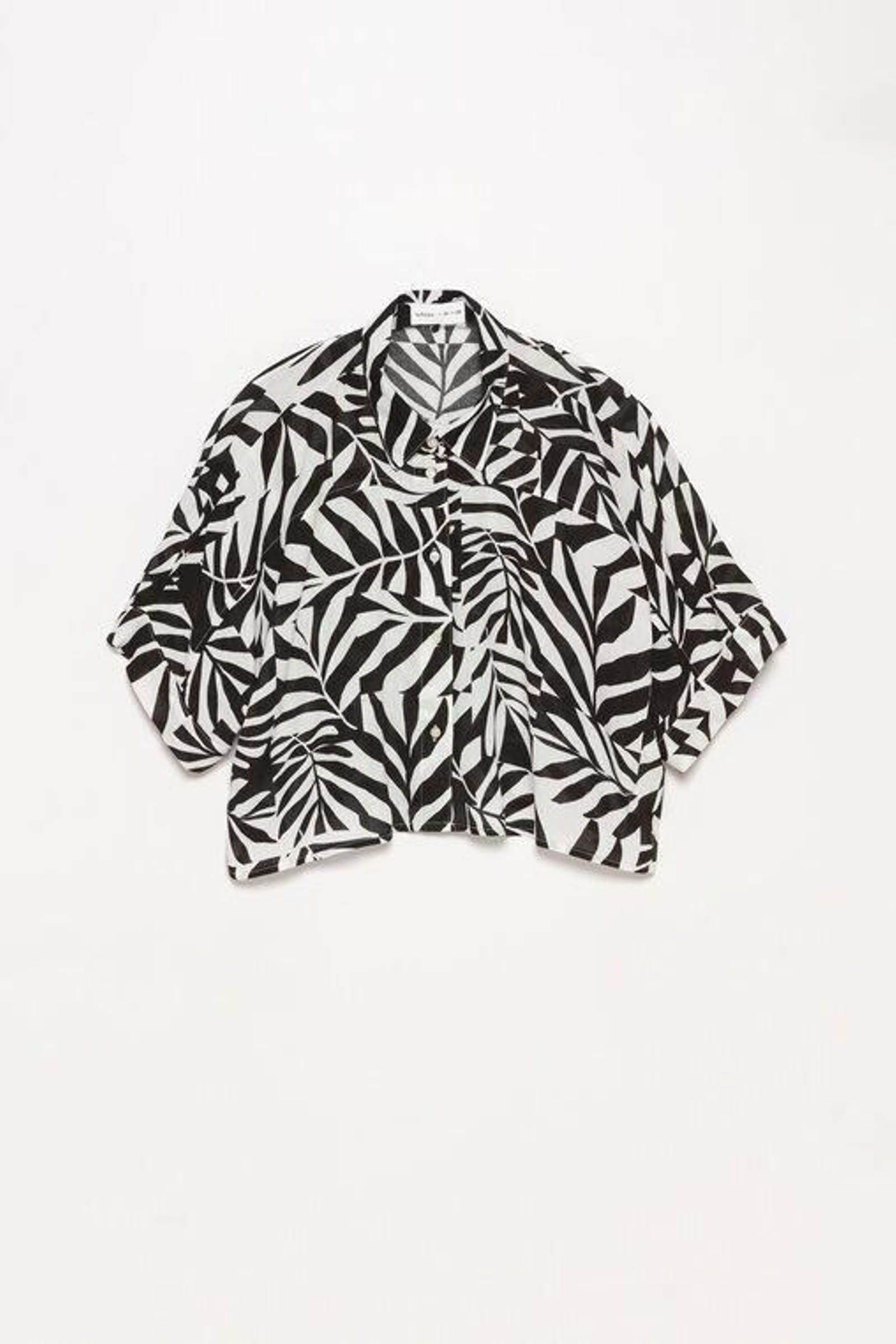 Camisa en blanco y negro de Lefties. Camisa en blanco y negro de Lefties.