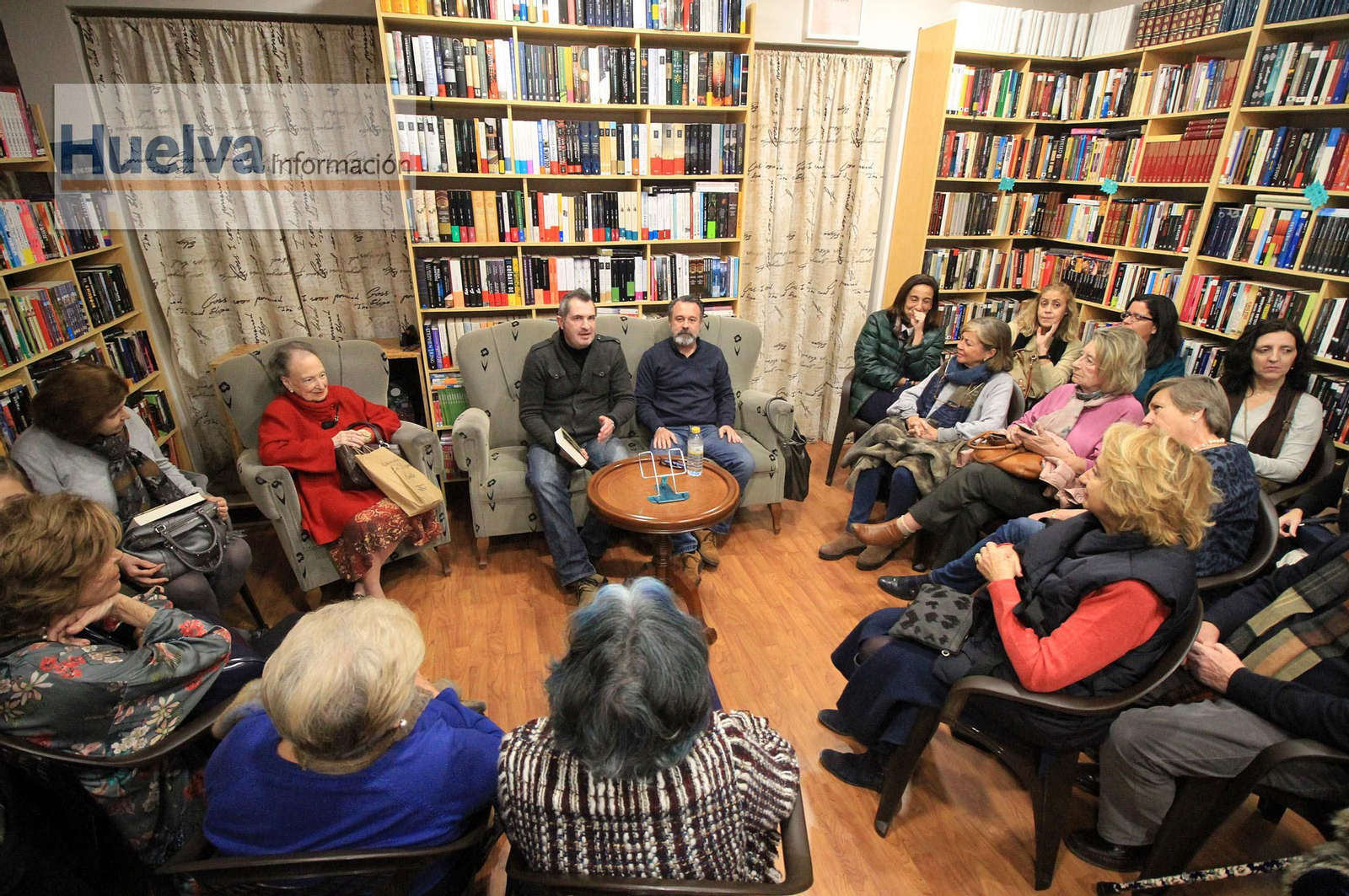 Imágenes de la presentación del libro 'El secreto de la tritona', de Manuel Pinomontano. En la librería La dama culta