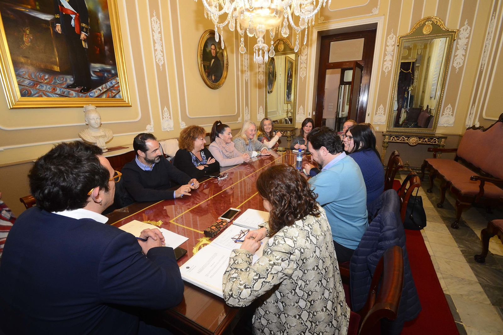 Imagen del inicio de la reunión del Consejo Rector celebrado en el Ayuntamiento.