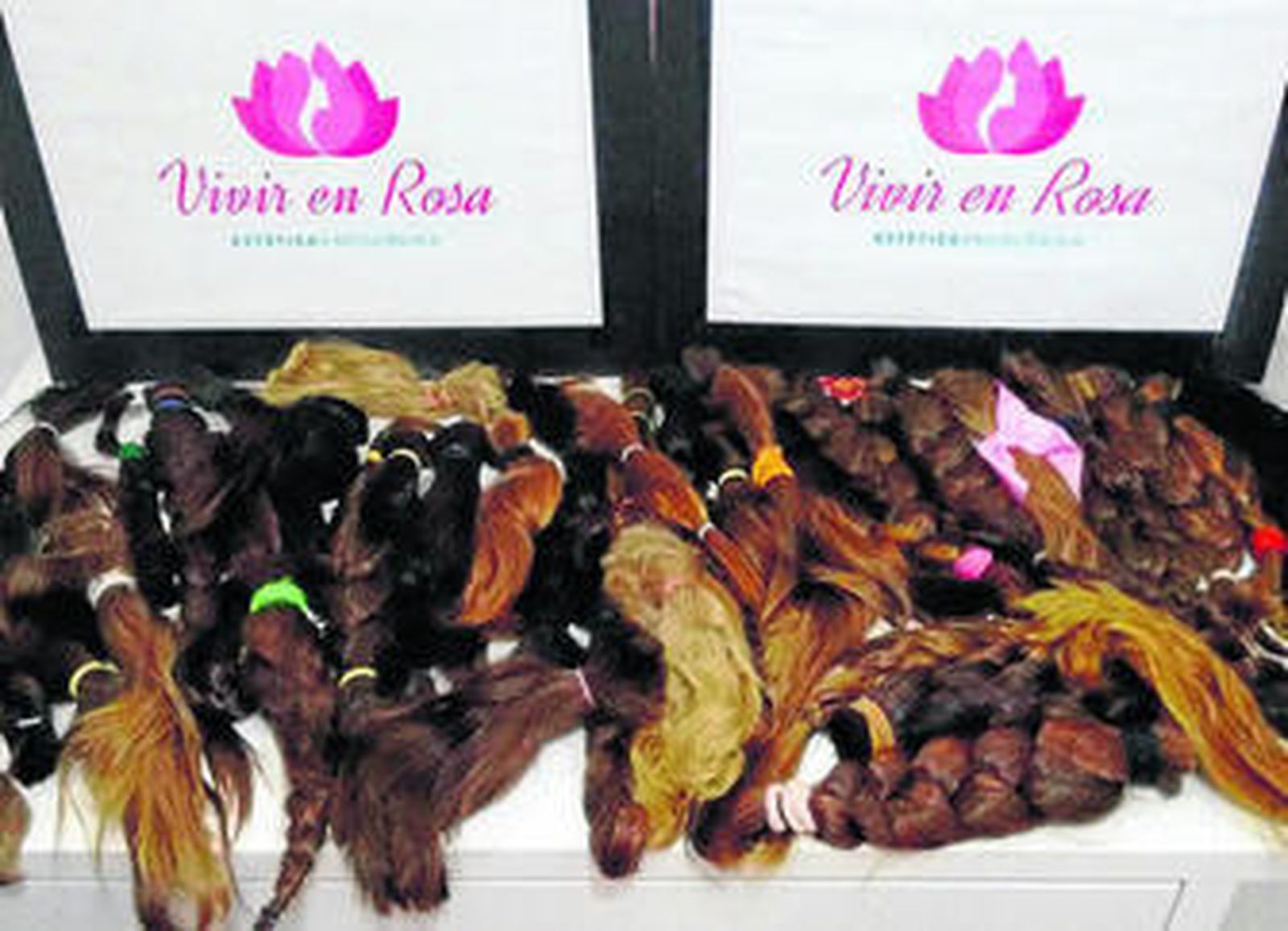 El cabello que ha recogido la tienda en dos meses y que Rosa Prieto enviará a Mechones Solidarios.