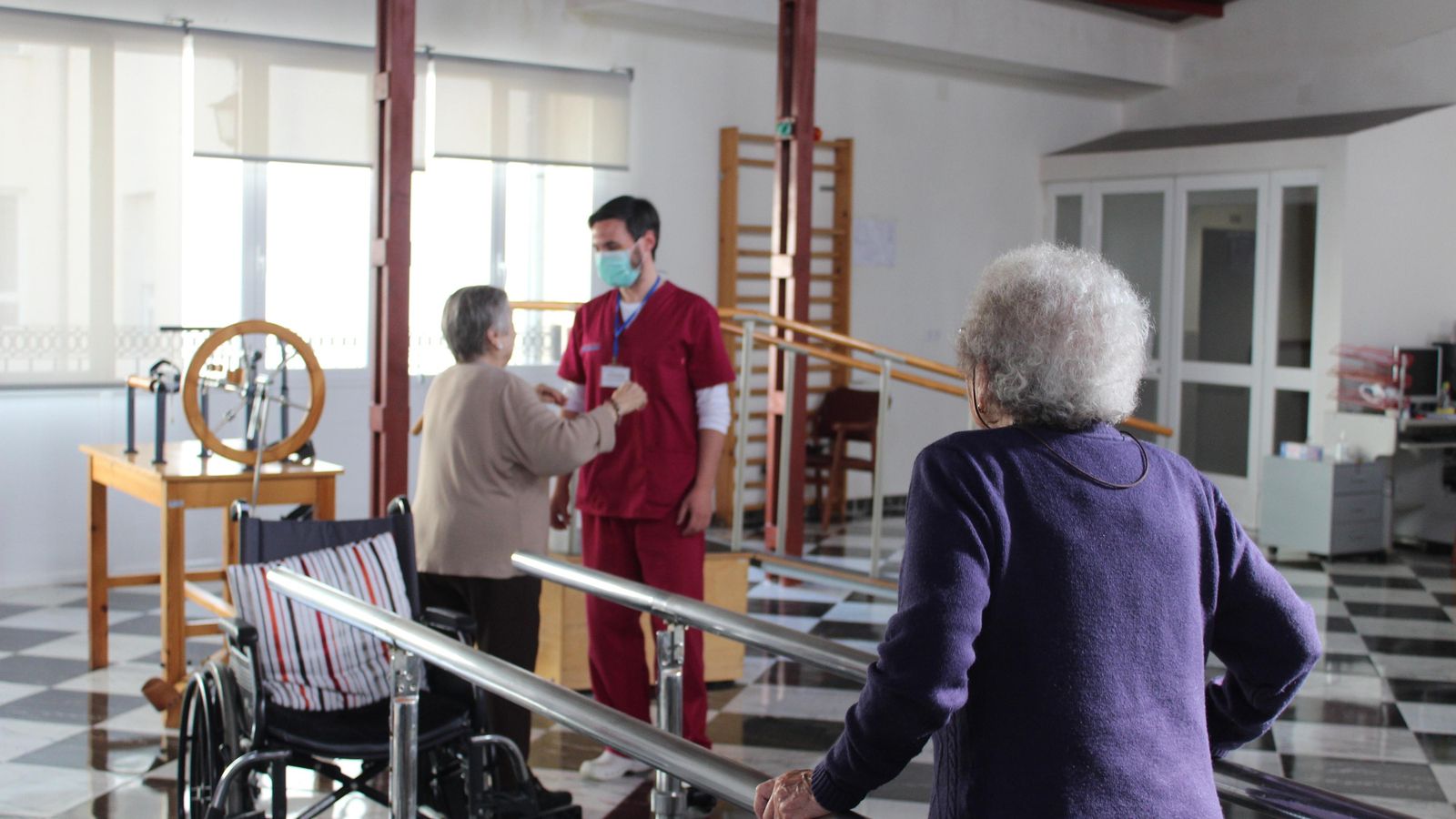 Dos mayores del centro de Pedroche en un taller de movilidad.