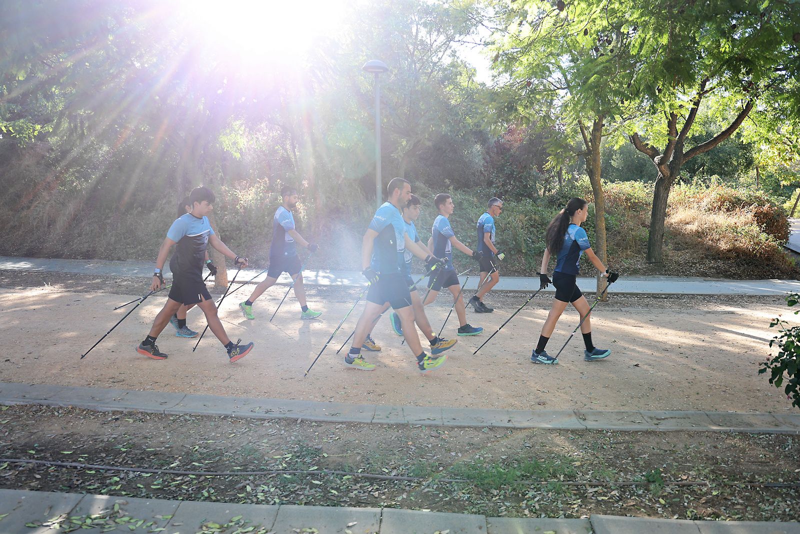 Imágenes de un entrenamiento de marcha nórdica del CD Multideportes
