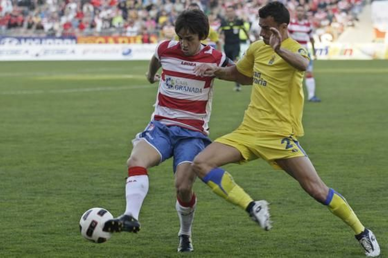 El Granada gana en casa a Las Palmas pese a jugar con diez toda la segunda parte. / Miguel Rodríguez