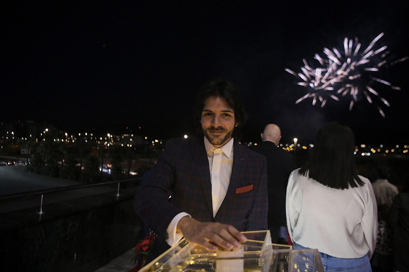 Fotos: así se ha iluminado el árbol de Navidad del Nevada en Granada, el más alto de España