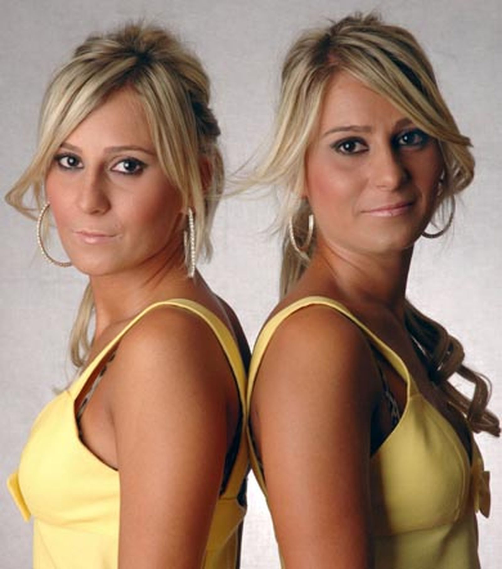 El alcalde de Los Palacios recibe en el Ayuntamiento a las gemelas de 'Gran Hermano'