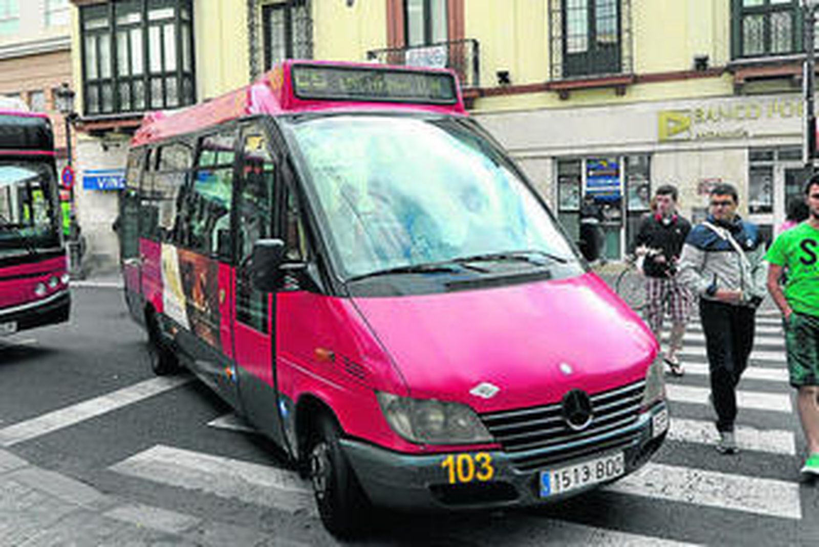 Un autobús de Tussam en la Plaza del Duque.