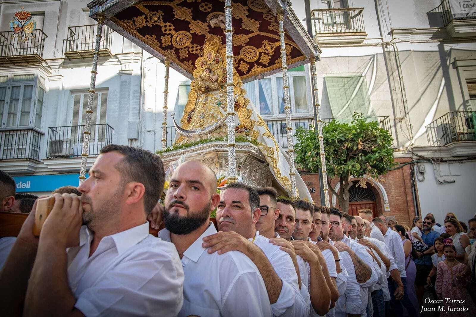 La procesión de la Virgen del Rocío por las calles de Sanlúcar.