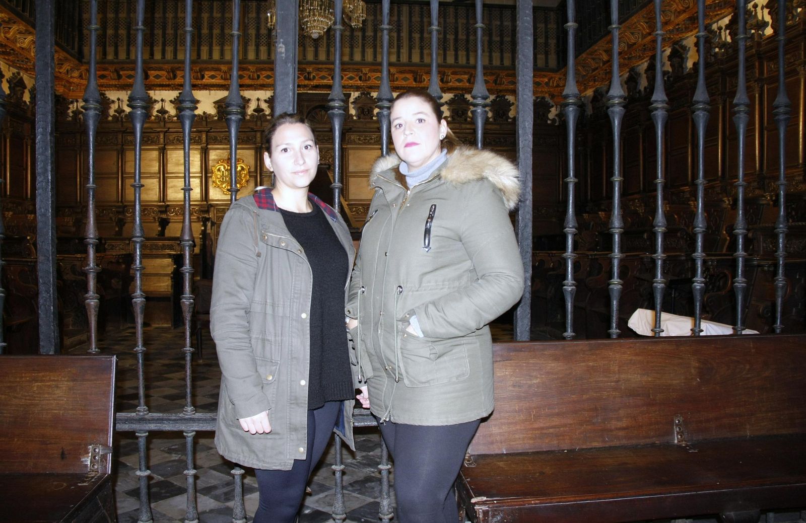 Las dos costaleras posan en el interior de la Iglesia Mayor Prioral, en El Puerto.