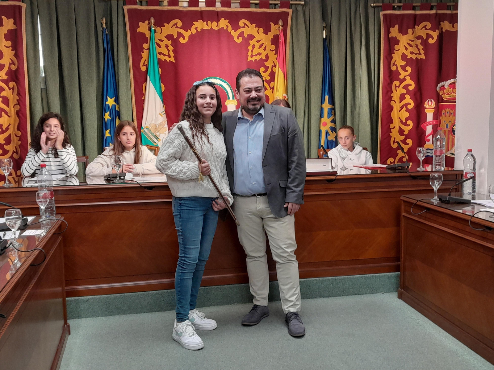 Carmen Sánchez Collado recibe el bastón de alcaldesa de manos del alcalde, Julio Manuel Pérez.