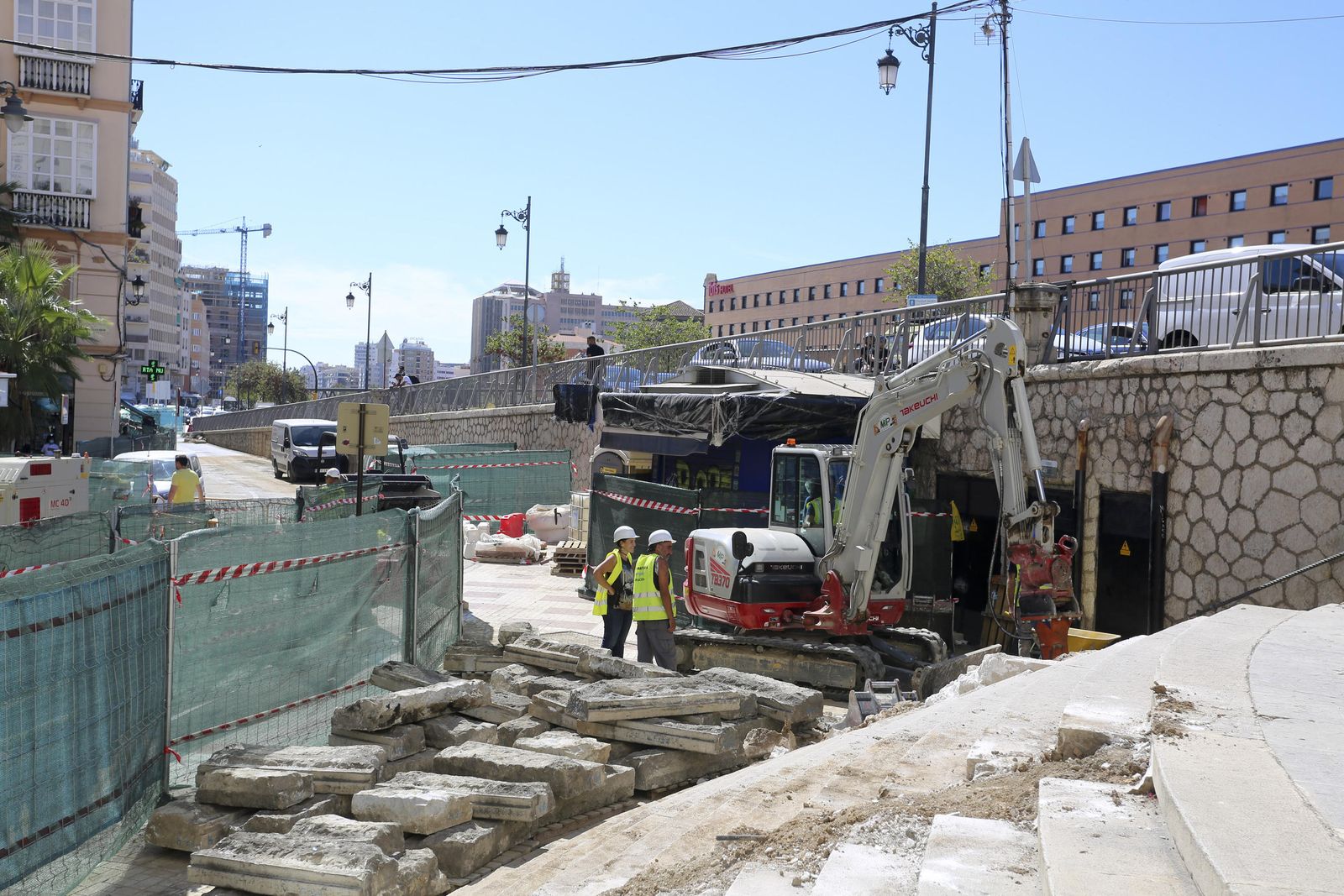 Empiezan a demoler los escalones de la Tribuna de los Pobres de Málaga, en fotos