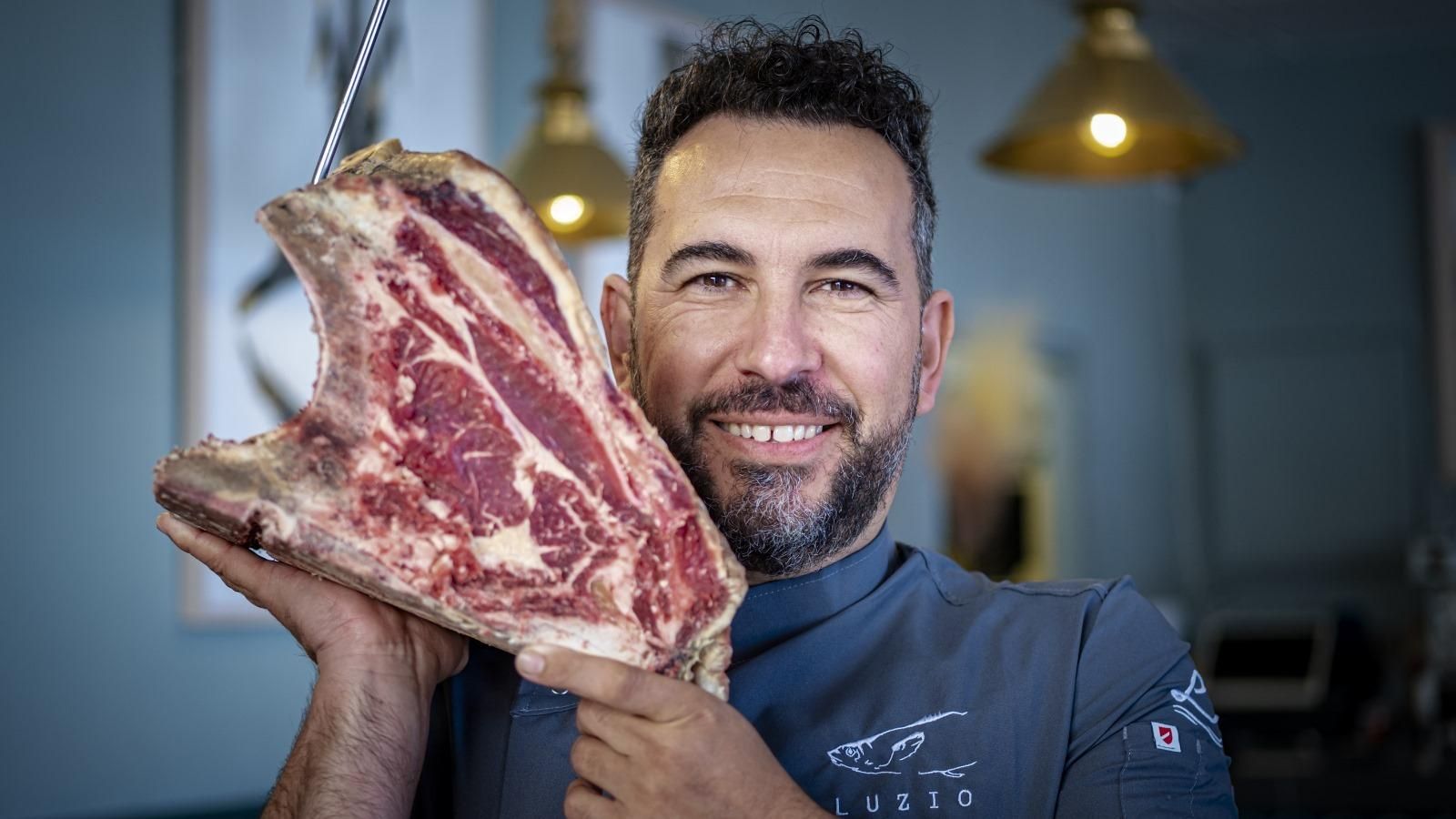 Miguel Muñoz muestra una de las piezas de carne madurada que ofrece en el local Miguel Muñoz muestra una de las piezas de carne madurada que ofrece en el local