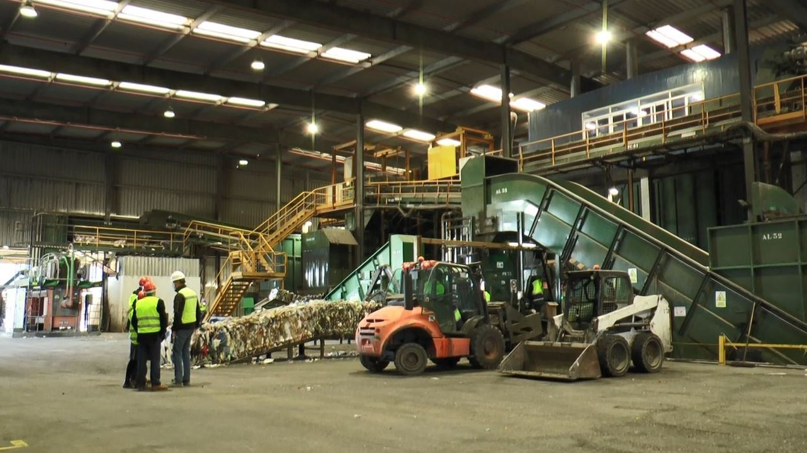 Operarios tratan residuos en el interior de la planta de Miramundo