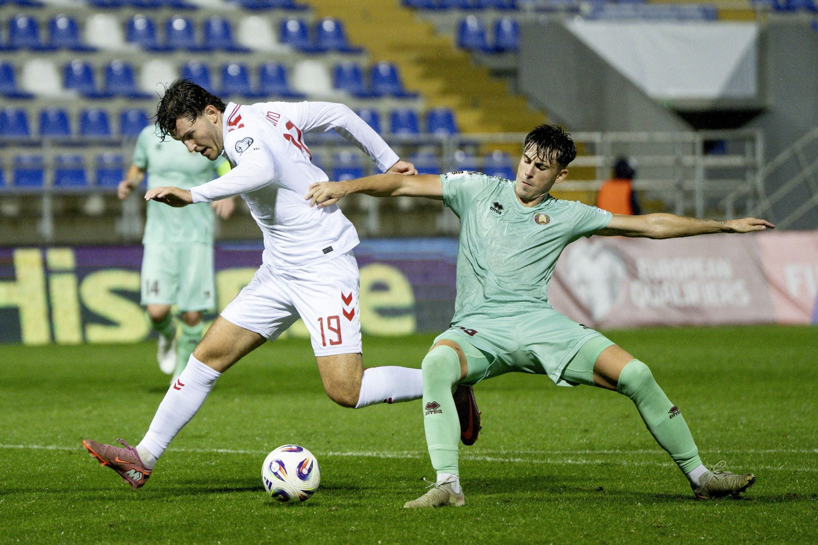 Leo Mascaró trata de robarle un balón a Jonas Wind.