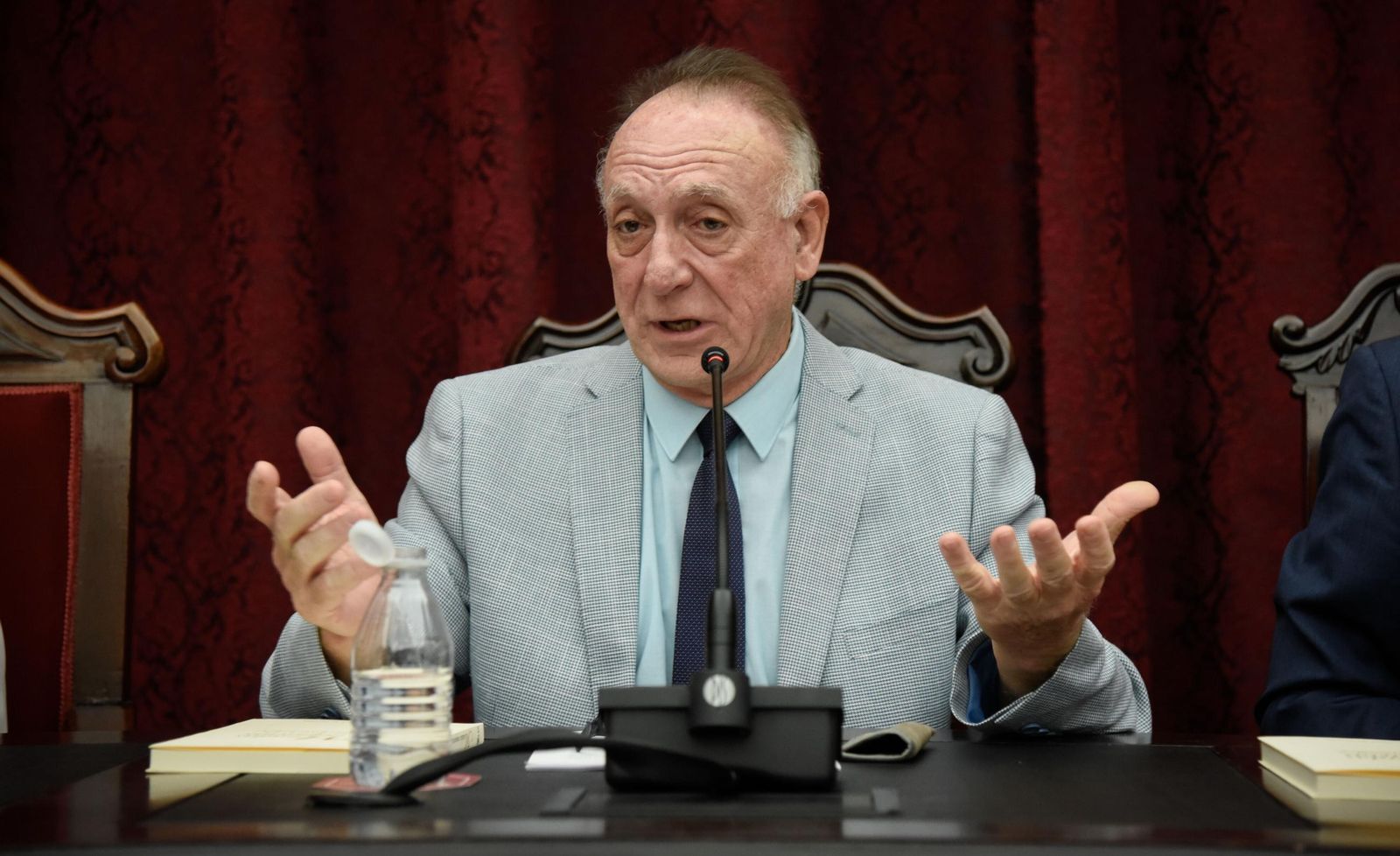 El catedrático de Derecho Internacional de la Universidad de Sevilla Pablo Fernández Sánchez, ayer en el Paraninfo de la institución.