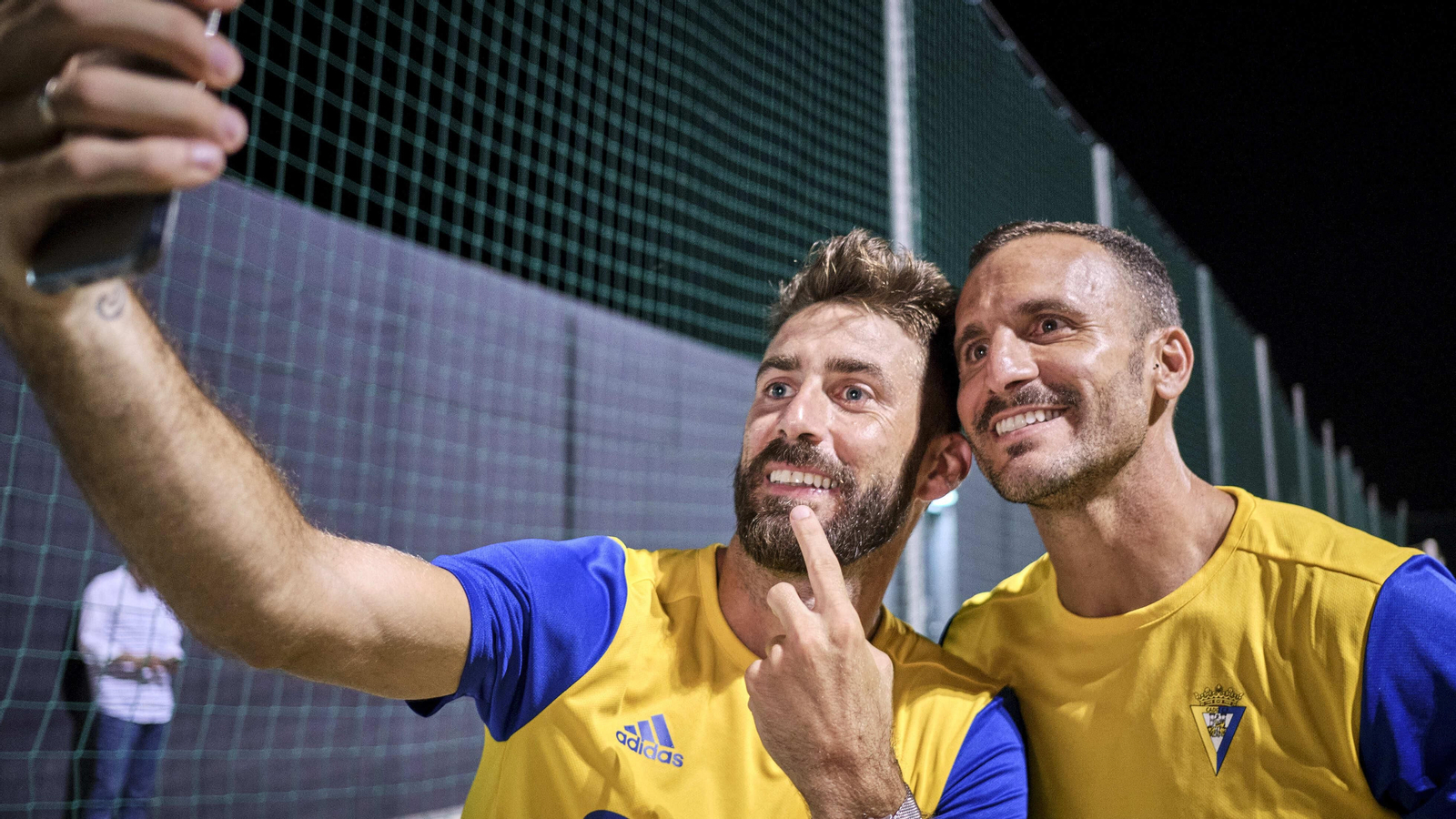 La plantilla del Cádiz celebra por todo lo alto el ascenso en el Rosal
