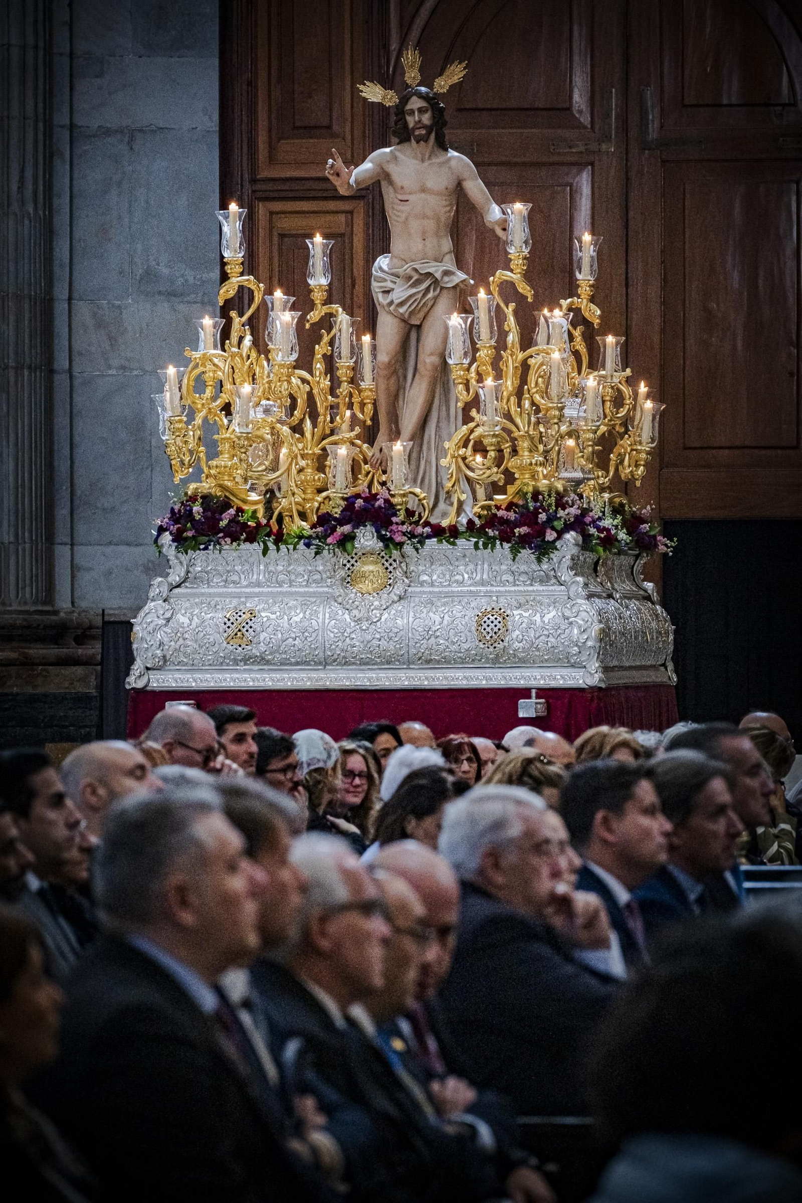 Las imágenes del Pontifical y salida del Resucitado de Catedral en la Semana Santa de Cádiz 2025