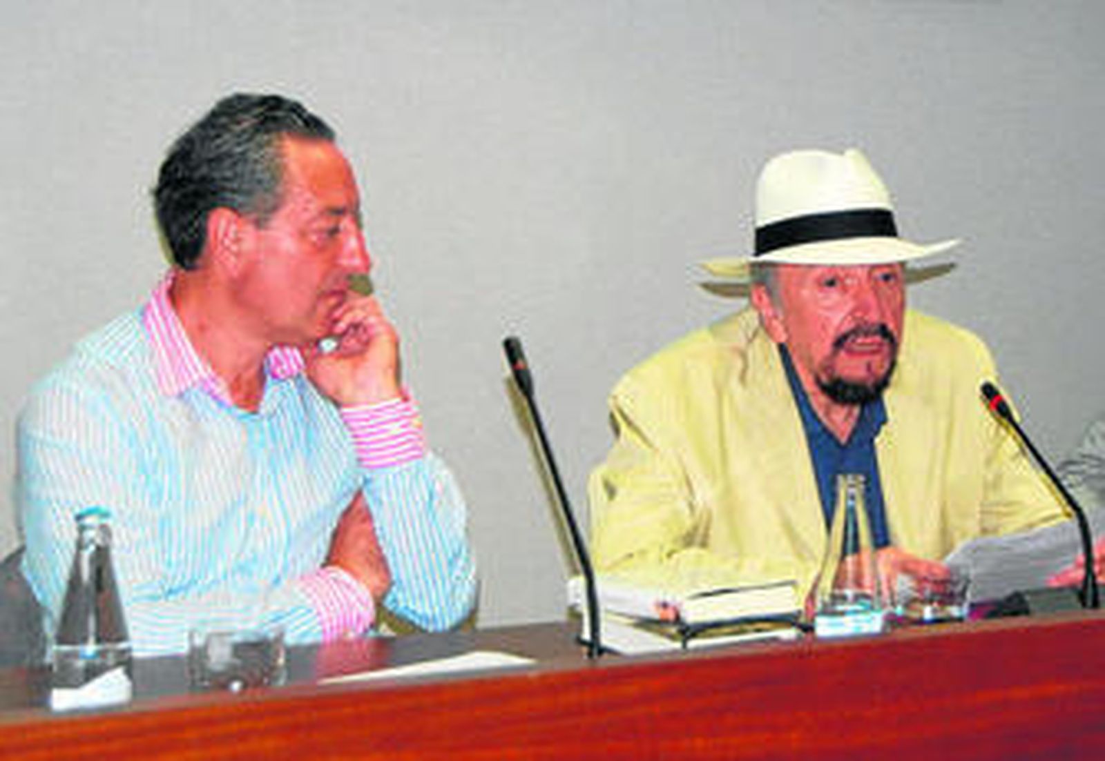 El profesor de la UAL, Gabriel Nuñez, y Juan Carlos Rodríguez Gómez durante un curso de verano.
