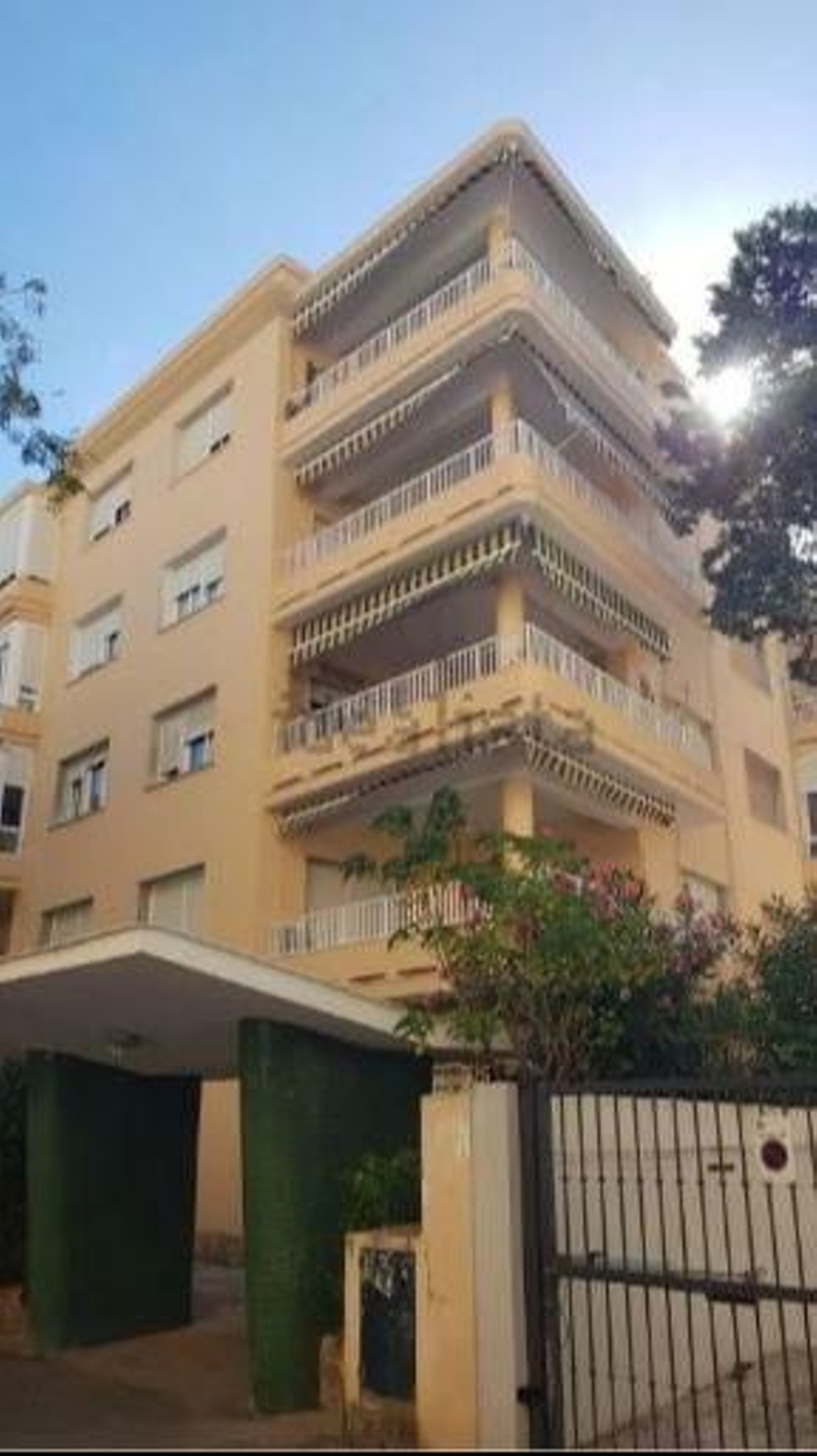 La fachada de la vivienda okupada ilegalmente en la calle Santa Cruz de Tenerife de Cádiz.