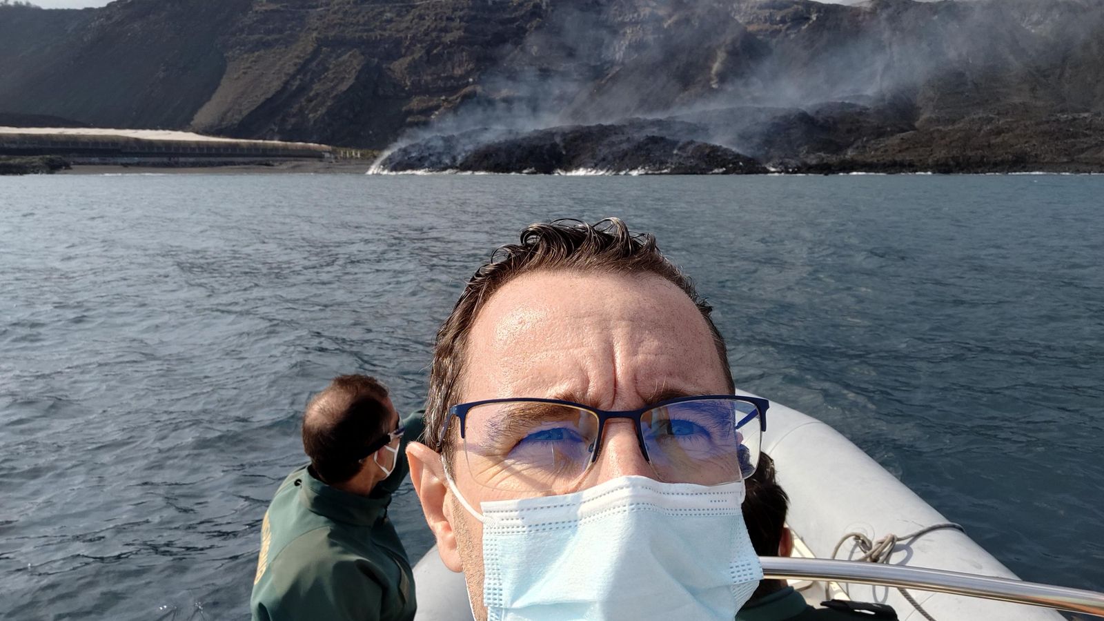 A bordo de una embarcación con la fajana creada por la colada al caer al mar. A bordo de una embarcación con la fajana creada por la colada al caer al mar.