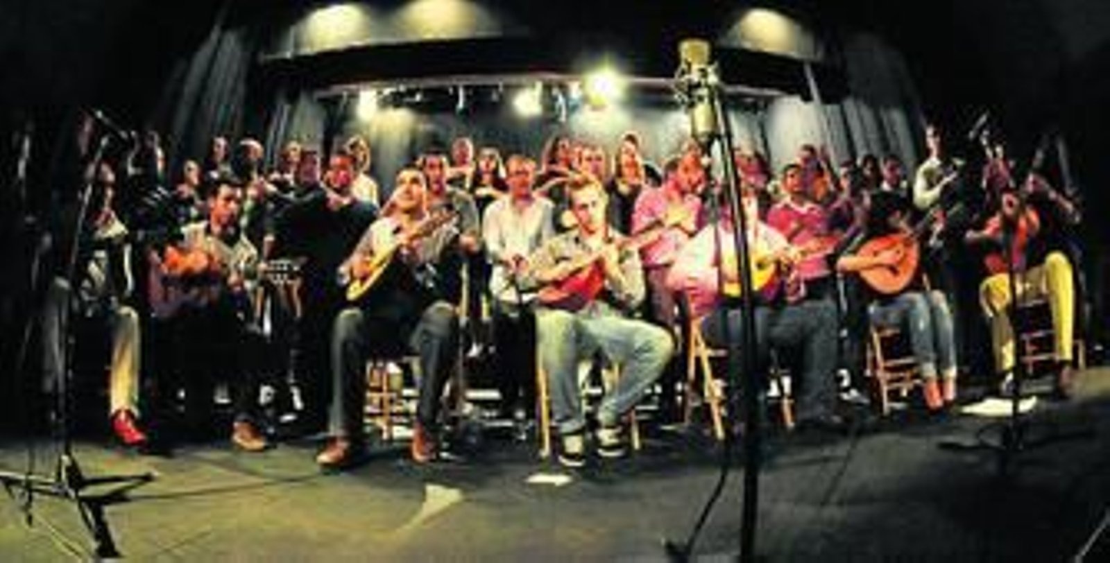 El coro mixto 'El Palacio', de la peña Colorín Colorao, durante su acto de presentación, el viernes.