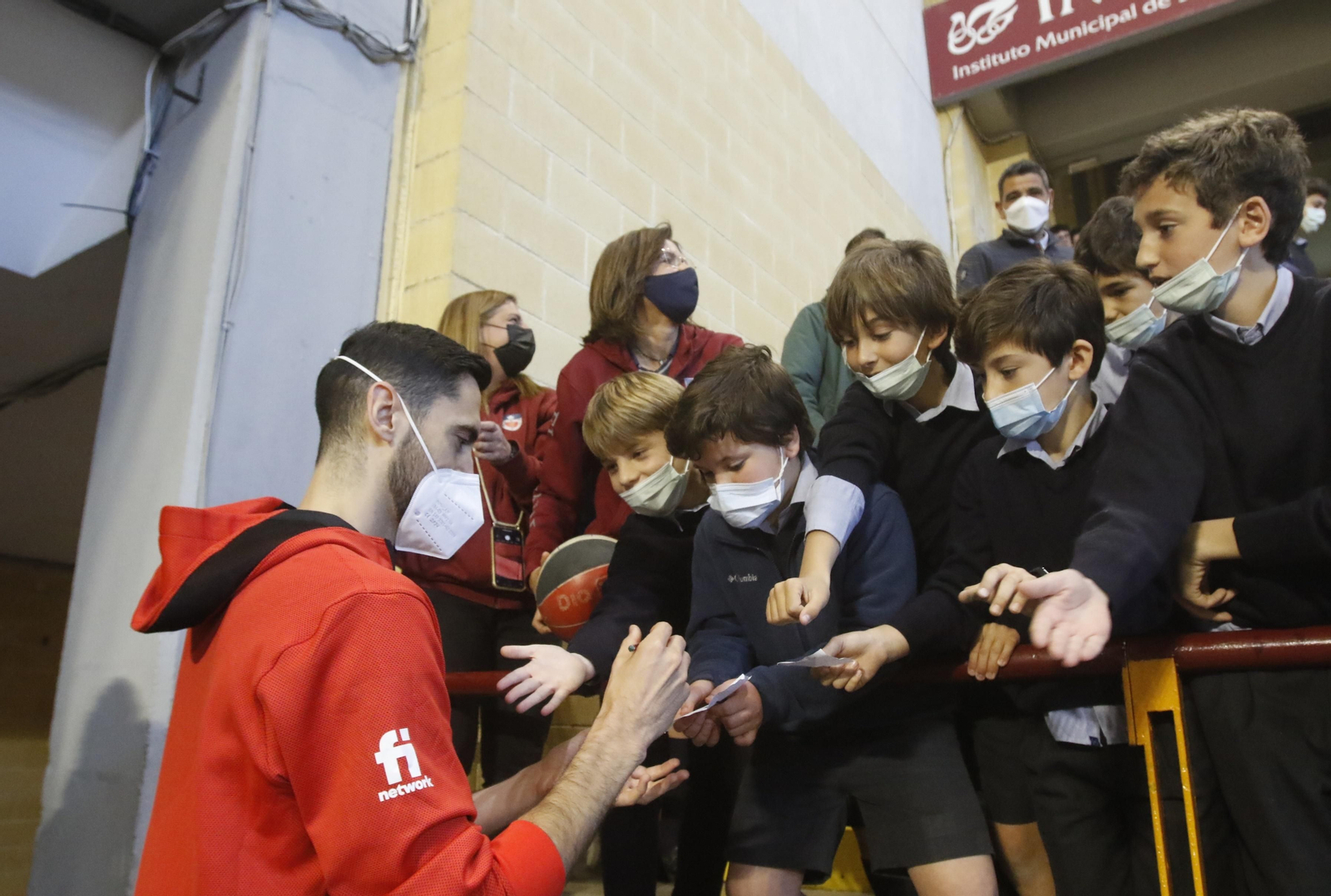 La selección española de baloncesto abre el entrenamiento en Córdoba a los más jóvenes, en imágenes