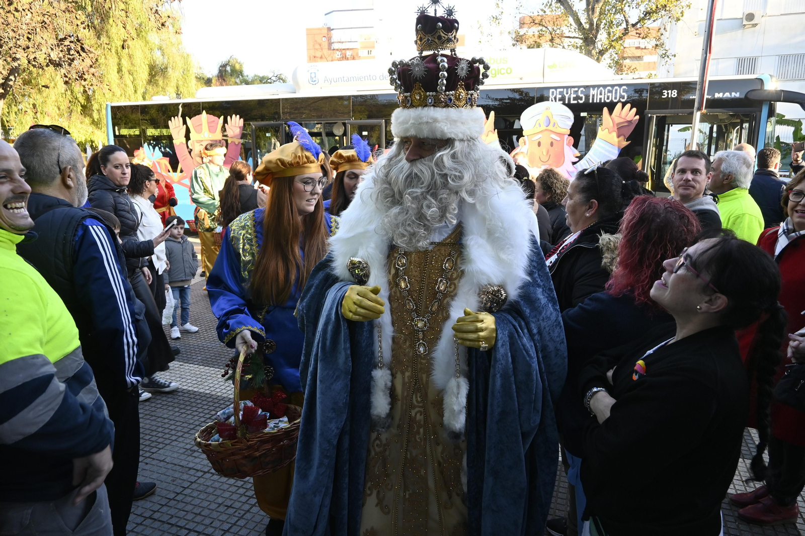 Visita de los Reyes Magos a los ancianos de los asilos de Huelva, en imágenes