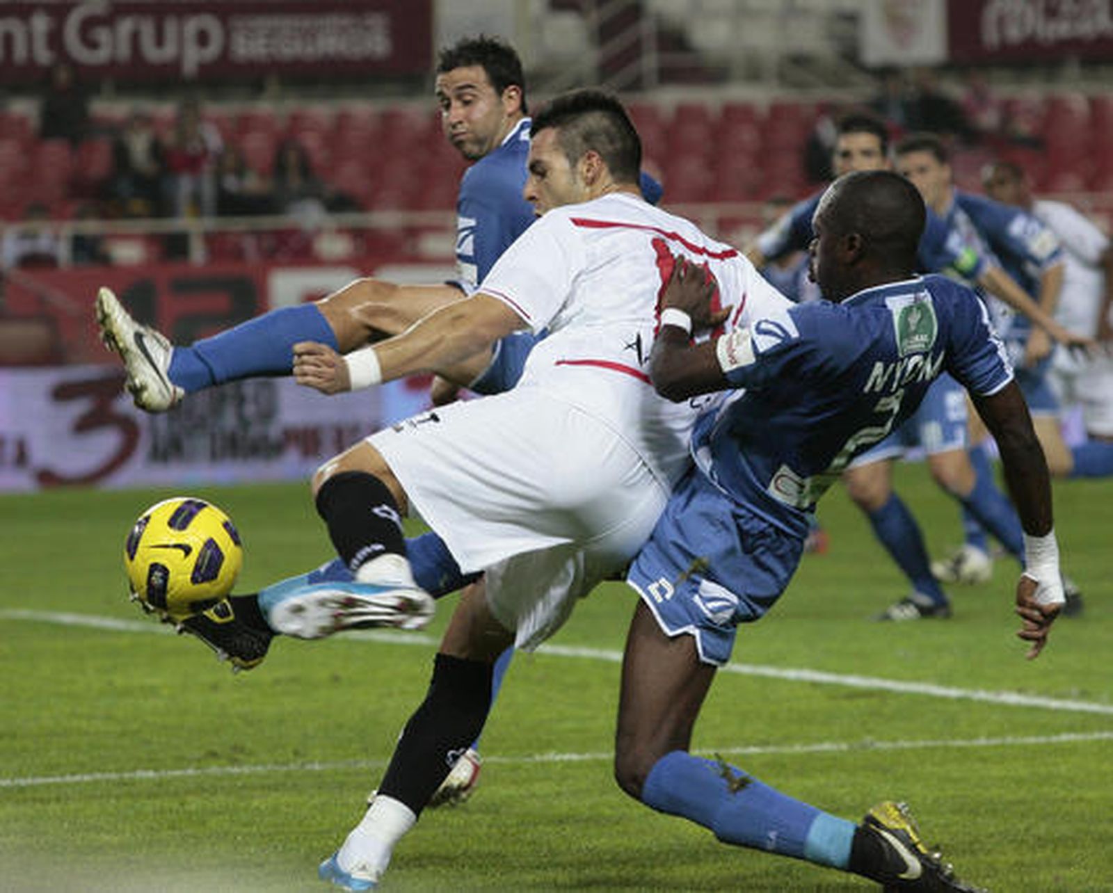 El Sevilla empata (1-1) frente a un digno Granada, que se llevó el III Trofeo Antonio Puerta en los penaltis ante un escaso público.

Foto: Juan Carlos Muñoz