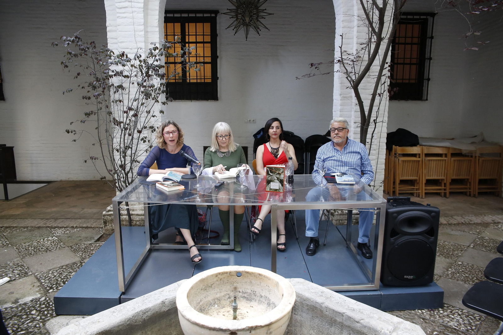 Erika Martínez y Carmen Canet, dos de las autoras de la antología, acudieron ayer a la presentación junto a Manuel Neila y Gracia Morales.