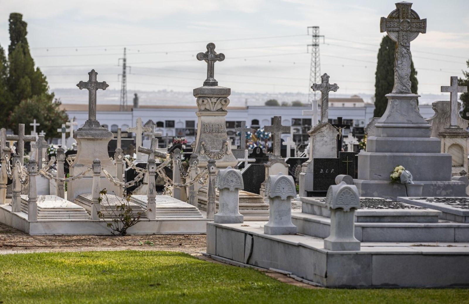 El cementerio de la Soledad acoge en estos días su mayor afluencia de visitantes.