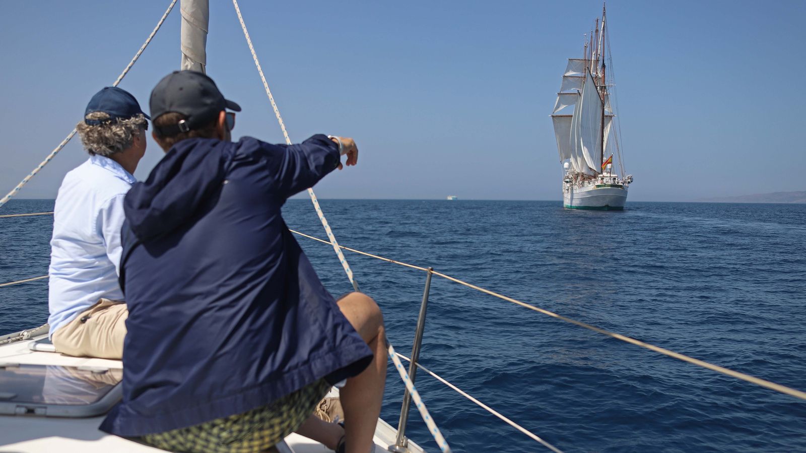 Fotos del 'Juan Sebastián Elcano' navegando por el Estrecho