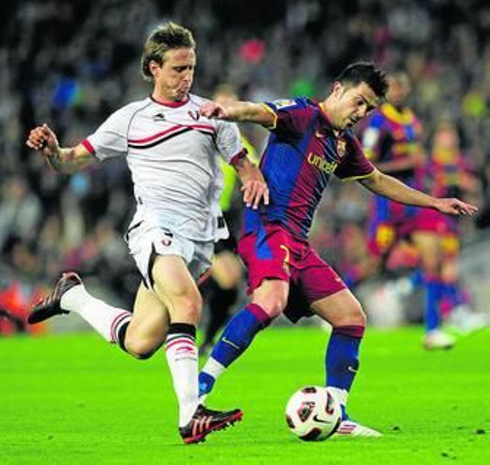 Monreal molesta a Villa en el intento por conducir el esférico.