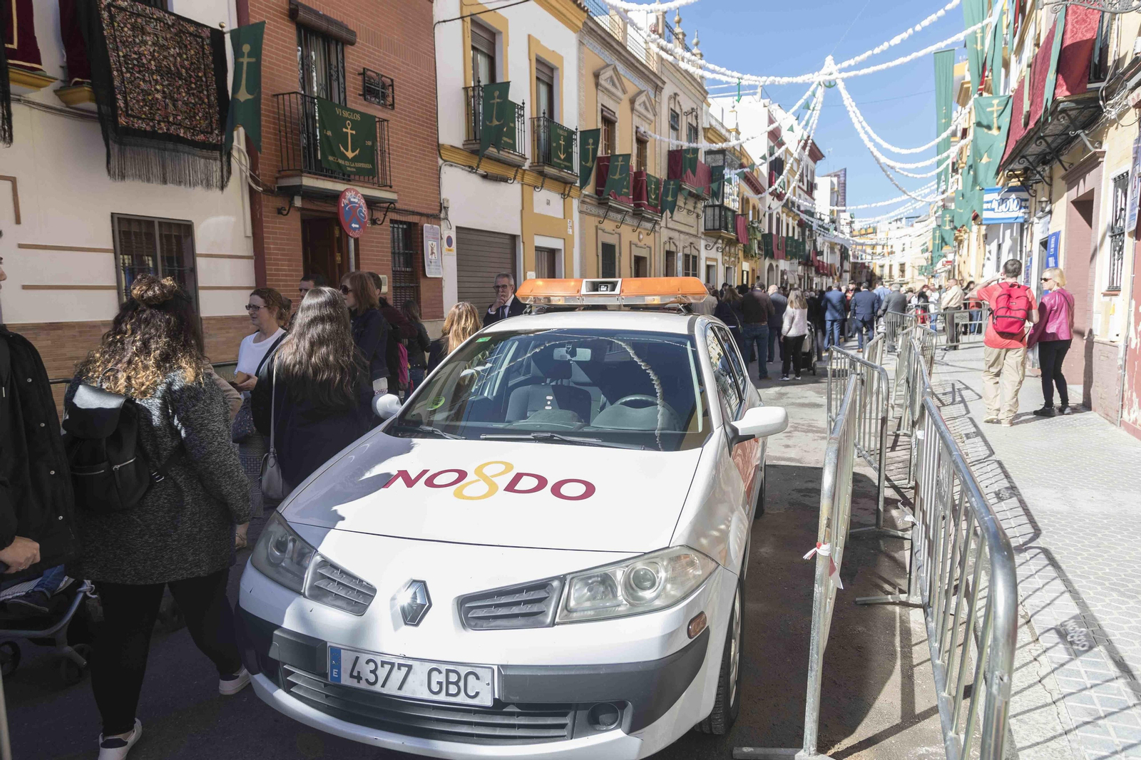 Preparativos para la salida extraordinaria de la Esperanza de Triana