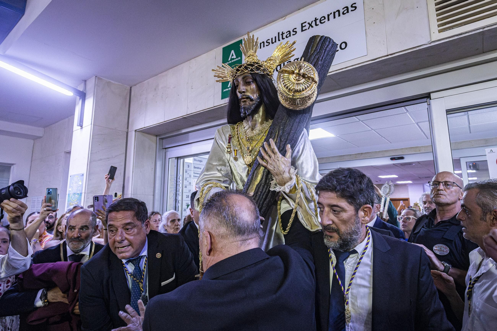 Las imágenes de la histórica visita del Nazareno de Santa María al hospital Puerta del Mar de Cádiz