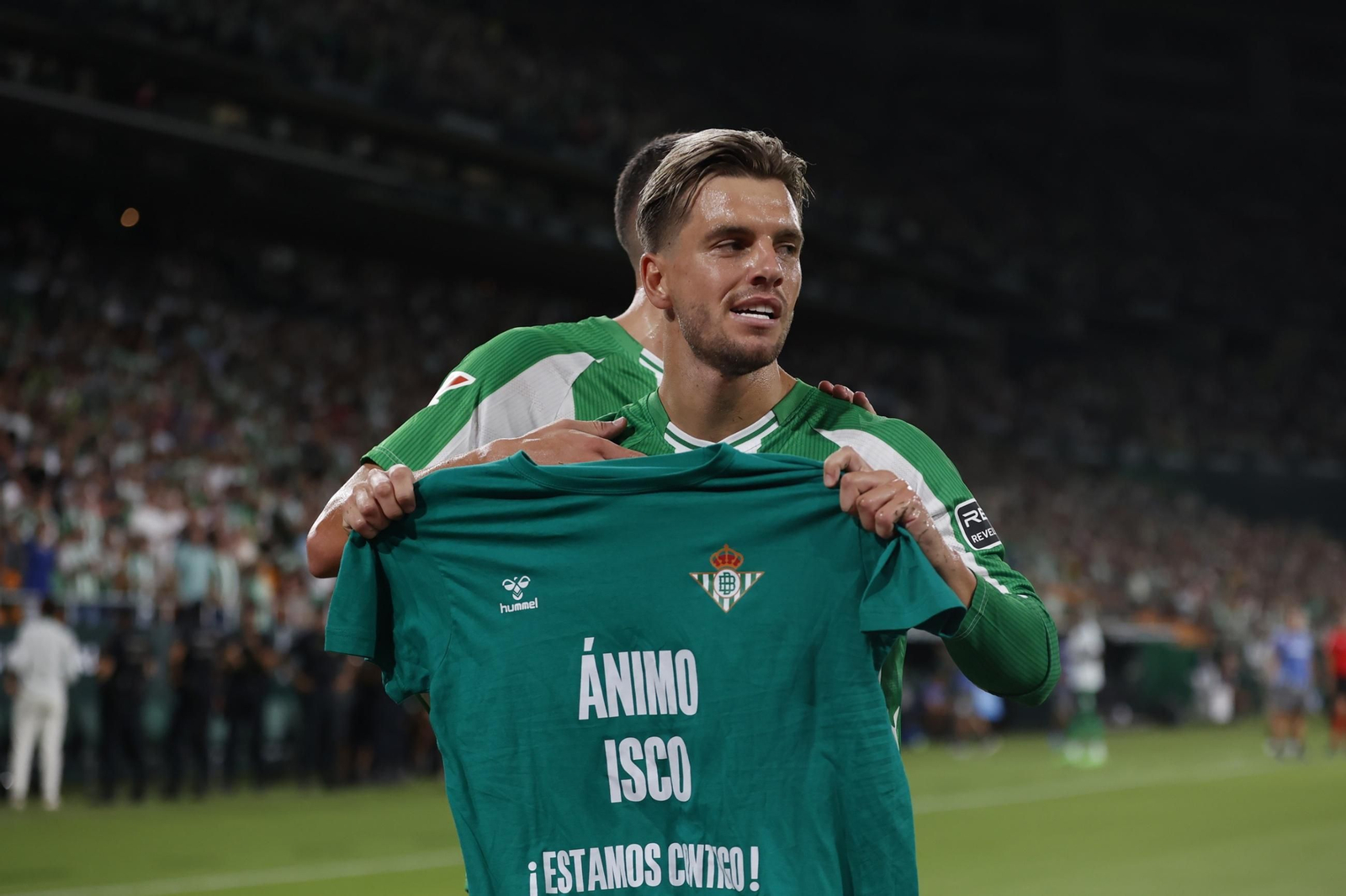 Lo Celso muestra la camiseta de apoyo a Isco tras su gol.