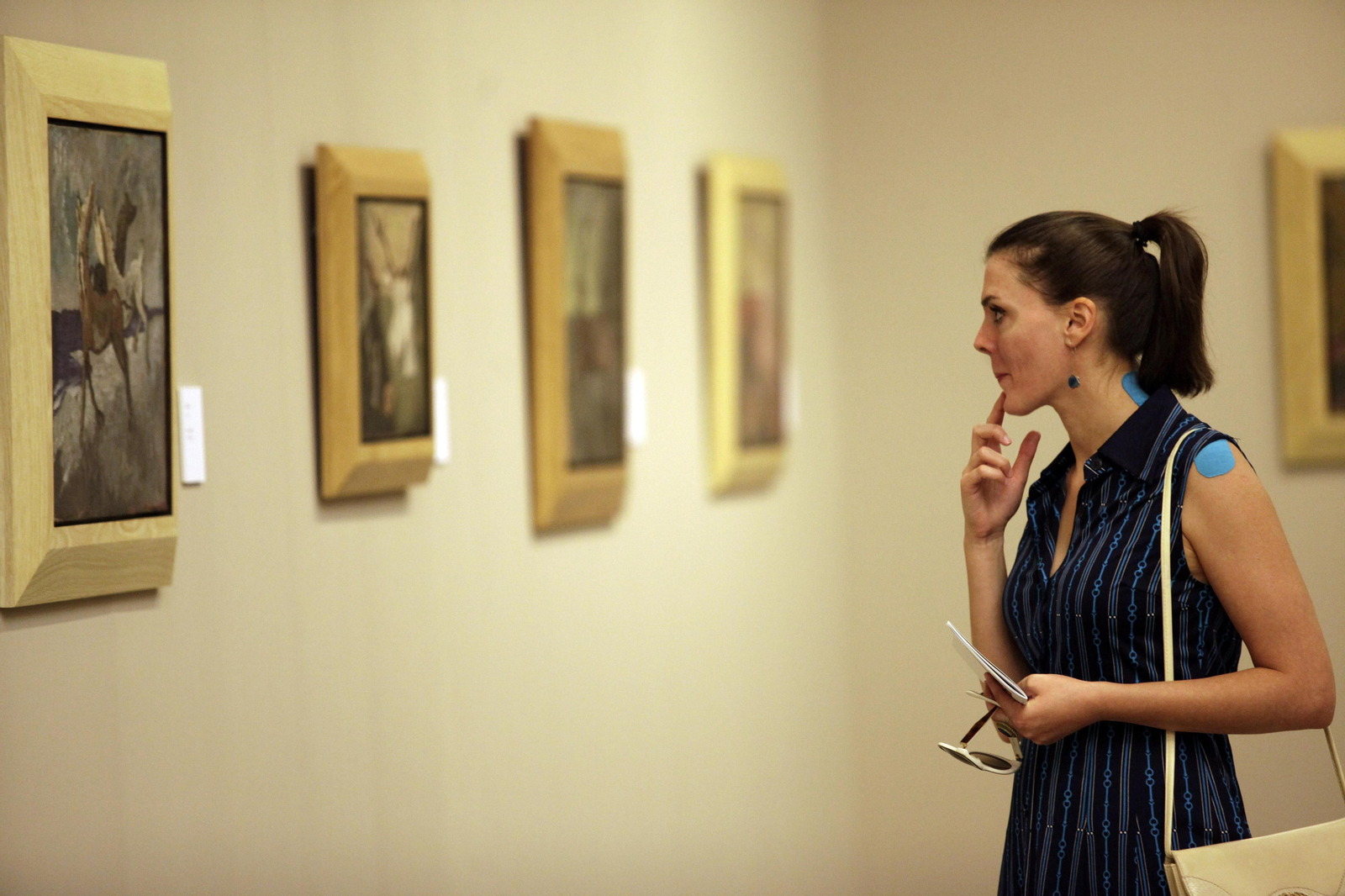 Una mujer contempla un cuadro en el Museo de Bellas Artes de Granada Una mujer contempla un cuadro en el Museo de Bellas Artes de Granada