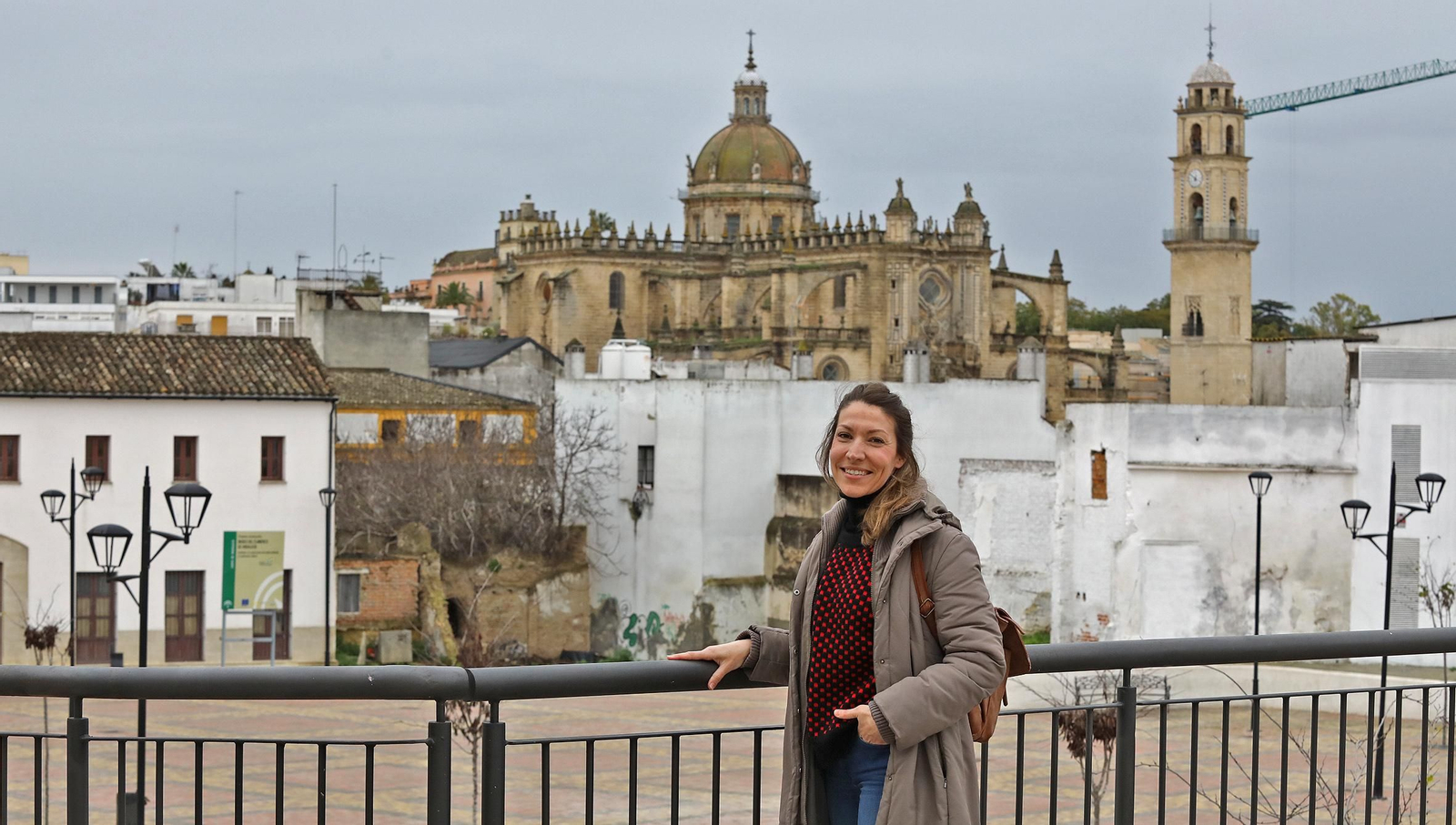 Tamara Jiménez, en la plaza Belén, con la Catedral al fondo.