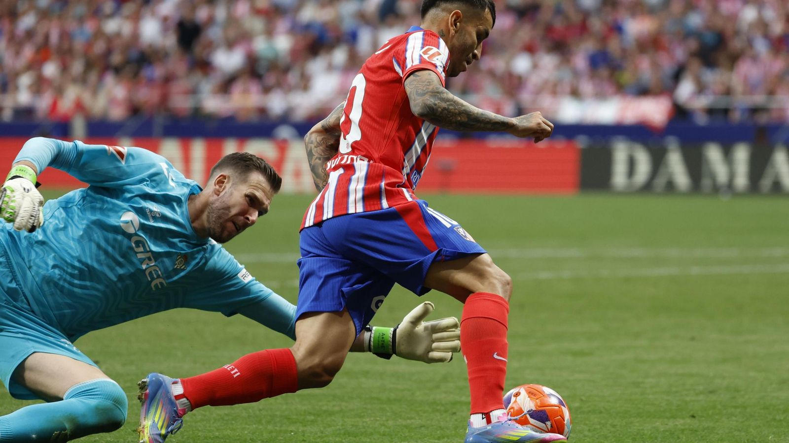 Correa se marcha con mucha facilidad de Adrián para hacer el cuarto tanto rojiblanco.