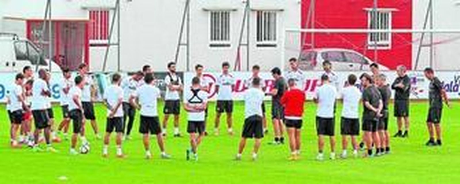 Unai Emery, en círculo en una de las charlas con el grupo antes de un entrenamiento en la ciudad deportiva.