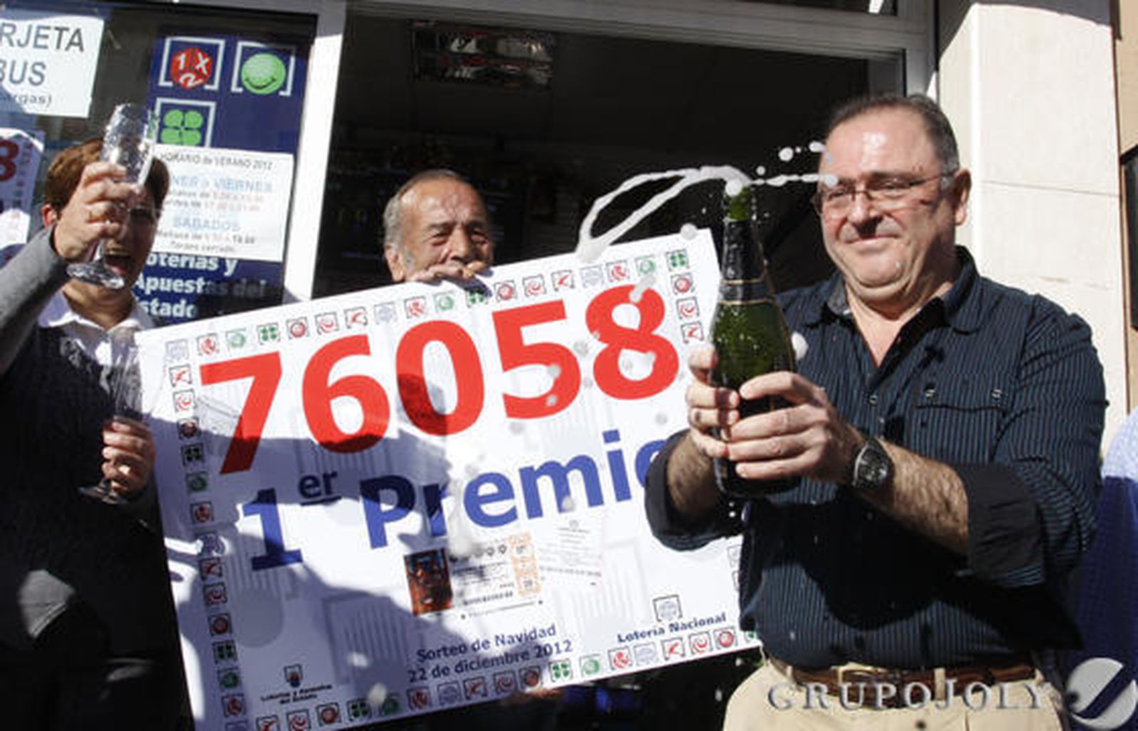 Celebración en 'El Capicúa de Oro', donde se ha vendido un décimo del Gordo de Navidad.

Foto: Javier Albiñana